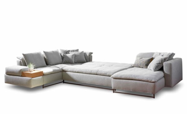 Klasikinė sofa su pilkomis, minkštomis pagalvėlėmis