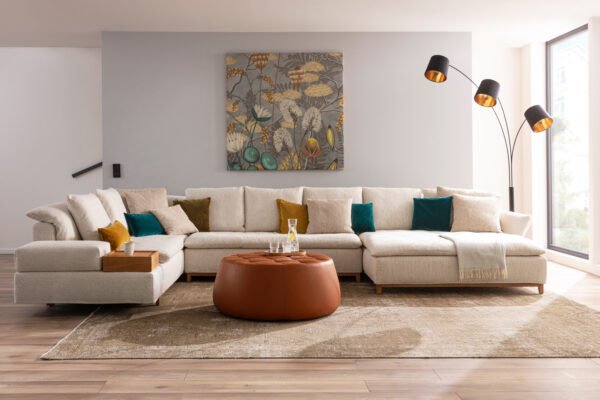 Klasikinė, balta sofa su minkštomis pagalvėlėmis