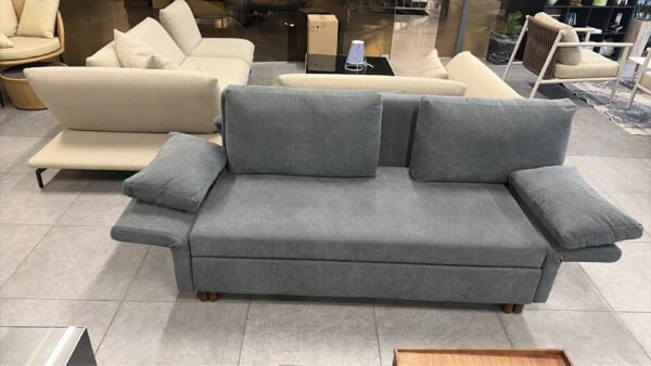 Pilka, jauki sofa